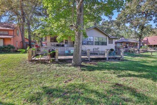 148 S Oak Bluff St in Trinity, TX - Building Photo