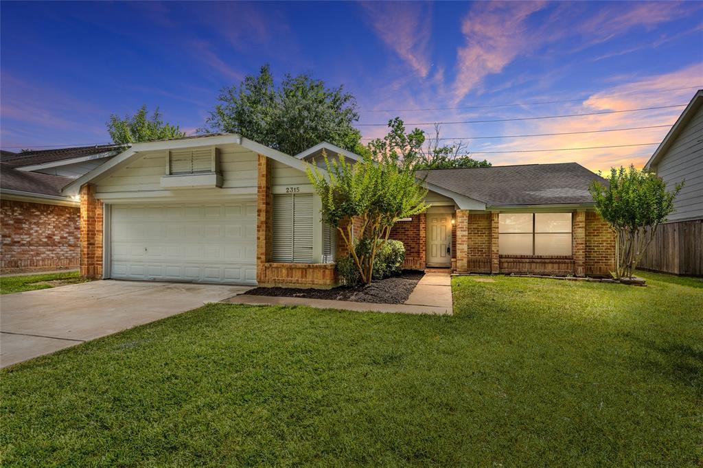 2315 Woodstream Blvd in Sugar Land, TX - Building Photo