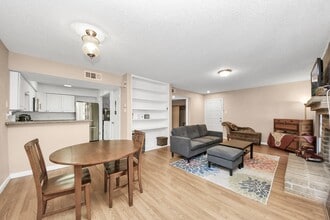 10555 Turtlewood Ct in Houston, TX - Foto de edificio - Building Photo