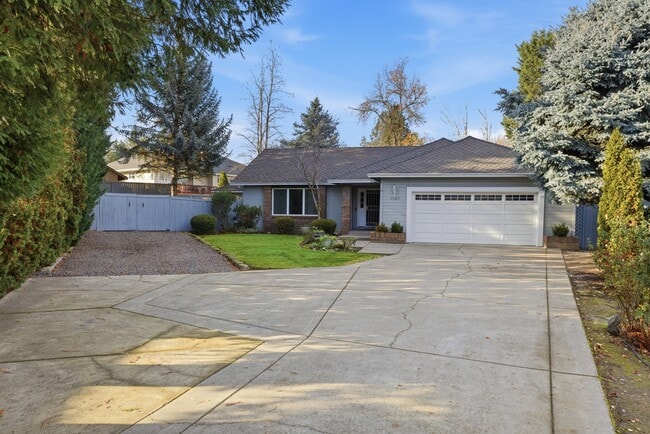 1137 Riverrock Way in Medford, OR - Building Photo - Building Photo