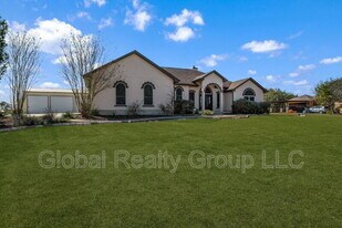 7033 Robin Hood Way in Schertz, TX - Building Photo