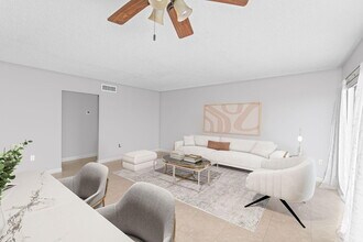 3 Greenway Village N in Royal Palm Beach, FL - Building Photo - Building Photo