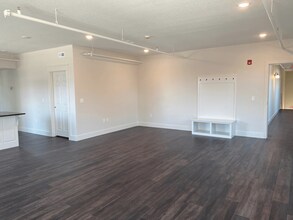 906 S Main St, Unit Front Apartment in Joplin, MO - Foto de edificio - Building Photo