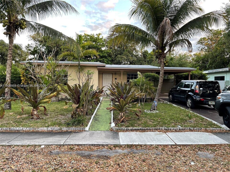 640 NE 141st St in North Miami, FL - Building Photo