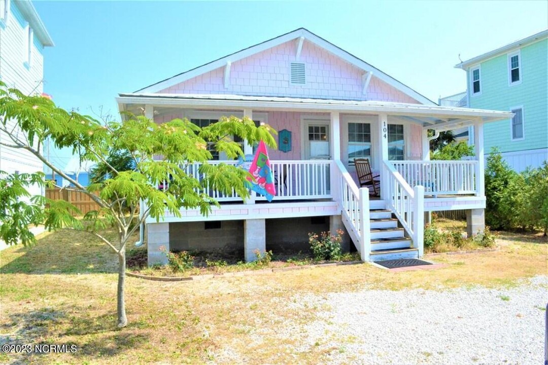 104 Dow Ave in Carolina Beach, NC - Foto de edificio