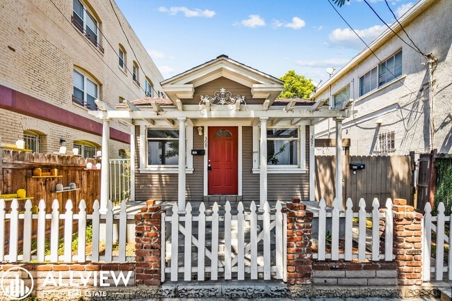 307 W 7th St in Long Beach, CA - Building Photo - Building Photo