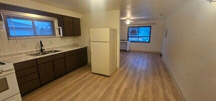 2774 S Park Rd, Unit Right Looking in Bethel Park, PA - Foto de edificio - Building Photo