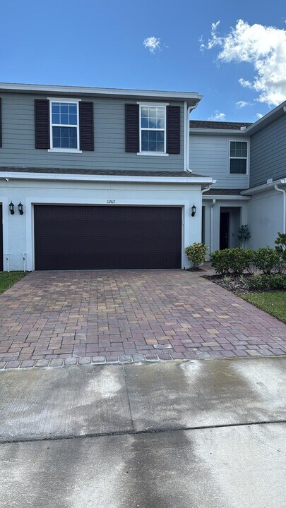 1267 Wispy Cypress Dr in Kissimmee, FL - Foto de edificio