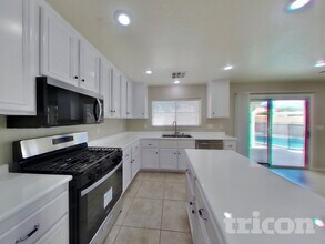 4940 Naff Ridge Dr in Las Vegas, NV - Building Photo - Building Photo