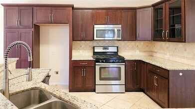 13506 Lamplight Village Ave in Austin, TX - Building Photo - Building Photo