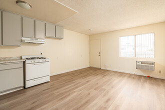 700 S Lake St in Burbank, CA - Building Photo - Interior Photo