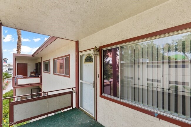 350 E Desert Inn Rd in Las Vegas, NV - Building Photo - Building Photo