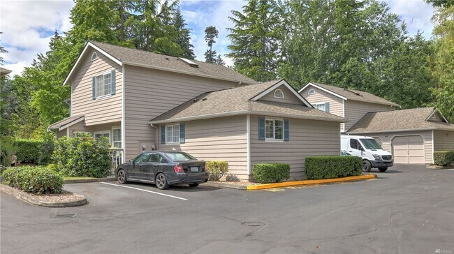 7121 NE 171st Ln in Kenmore, WA - Foto de edificio - Building Photo