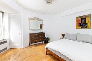 25 Minetta Ln in New York, NY - Building Photo