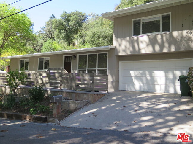 9637 Yoakum Dr in Beverly Hills, CA - Building Photo - Building Photo