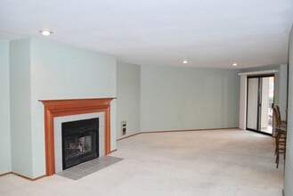 Kirkland's Eastridge Condo, Unit 202 in Kirkland, WA - Foto de edificio - Building Photo