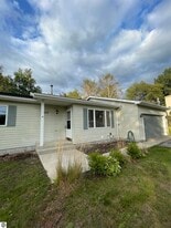 4227 Summerhill Rd in Traverse City, MI - Building Photo