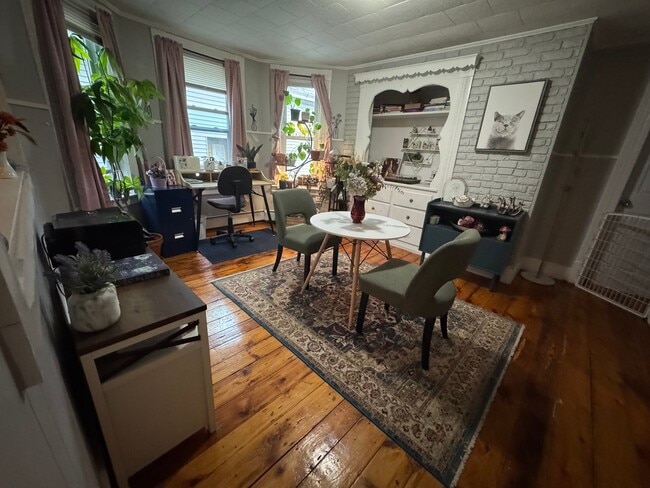 160 Pleasant St, Unit Unit 2 in Lowell, MA - Building Photo - Building Photo