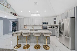 158 Mohawk St in Ronkonkoma, NY - Building Photo