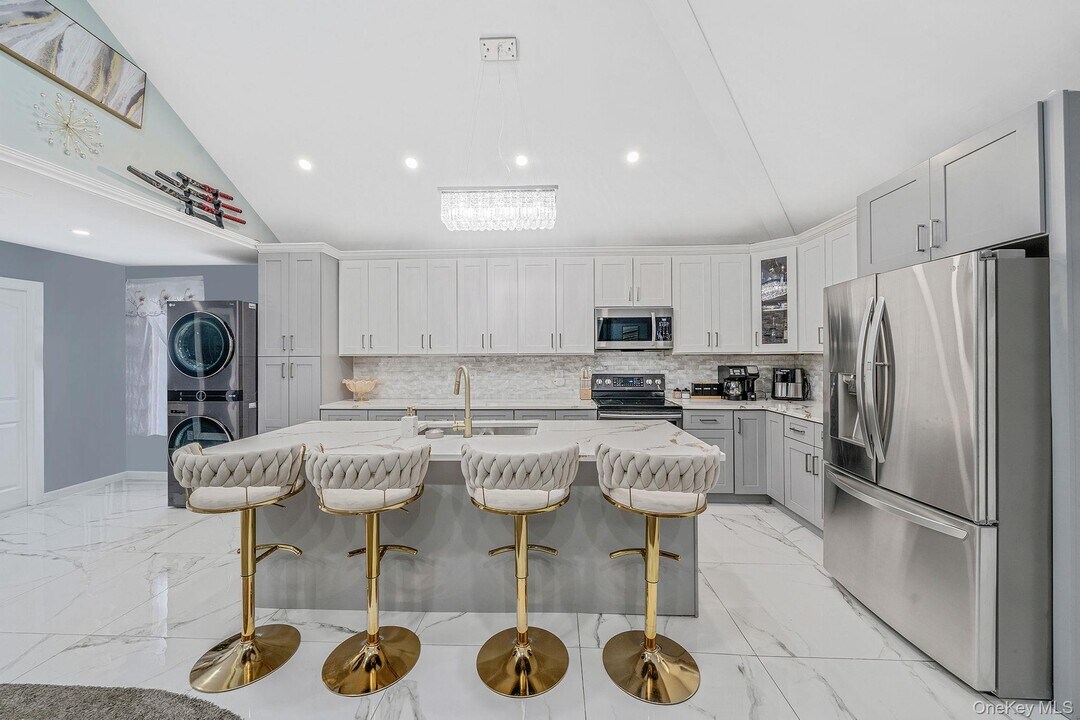 158 Mohawk St in Ronkonkoma, NY - Building Photo