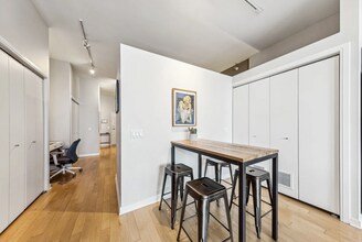 860 W Blackhawk St, Unit 304 in Chicago, IL - Foto de edificio - Building Photo