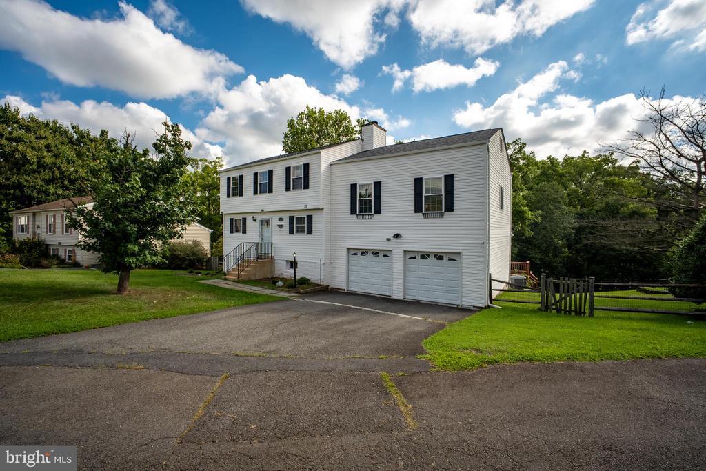 13320 Scibilia Ct in Fairfax, VA - Building Photo