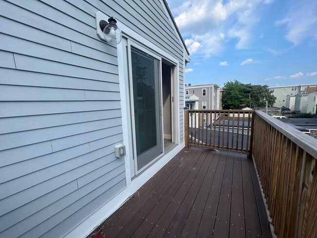 28 Otis St, Unit 28R in Somerville, MA - Foto de edificio - Building Photo