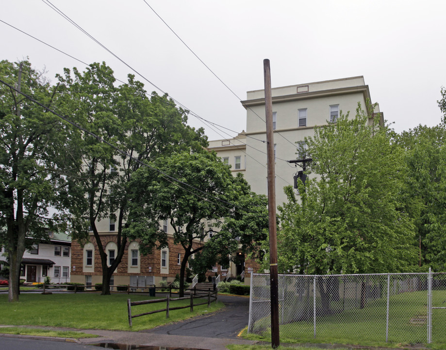 Lauvir Court in Englewood, NJ - Building Photo