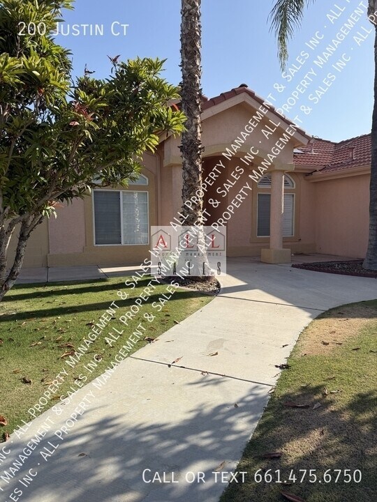 200 Justin Ct in Shafter, CA - Foto de edificio