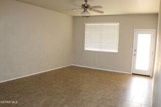 12449 Chamberlain Dr in Horizon City, TX - Building Photo - Building Photo