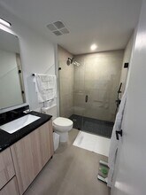 225 N Miami Ave, Unit 2706 in Miami, FL - Foto de edificio - Building Photo