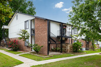 Gruenewood Villa Apartments in New Braunfels, TX - Foto de edificio - Building Photo