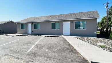 446 S 40th Ave in West Richland, WA - Foto de edificio - Building Photo