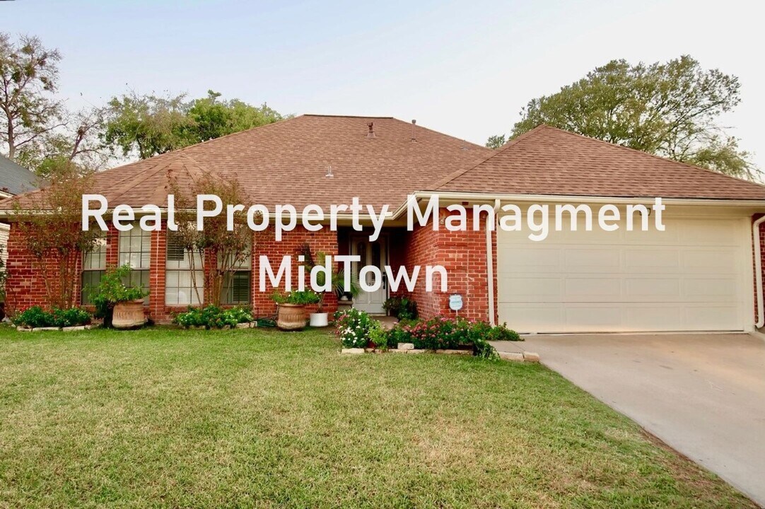 4128 Woodenrail Ln in Irving, TX - Building Photo