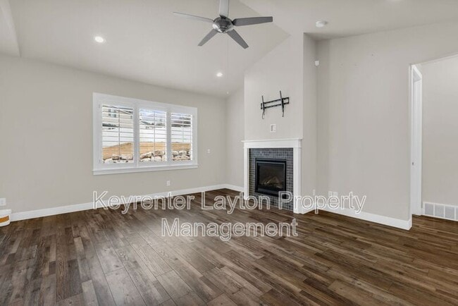 1447 E Daylily Ct in Layton, UT - Building Photo - Building Photo