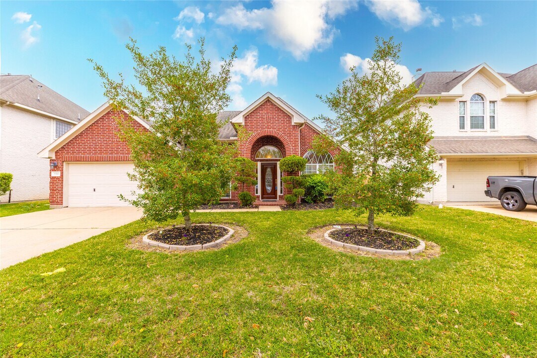 2201 Signal Hill Dr in Pearland, TX - Building Photo
