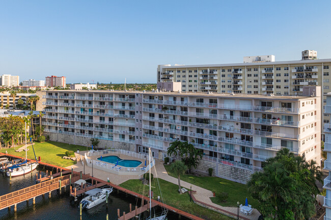 Golden Isles Yacht Club in Hallandale Beach, FL - Building Photo - Building Photo