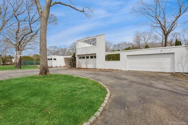 2 Acorn Path in East Quogue, NY - Building Photo - Building Photo