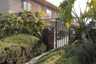 Villa Sorrento Apartments in Downey, CA - Building Photo - Building Photo