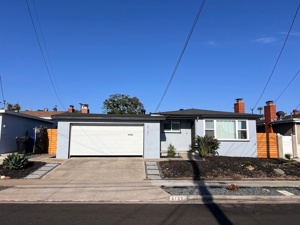 4147 Cosmo St in San Diego, CA - Foto de edificio