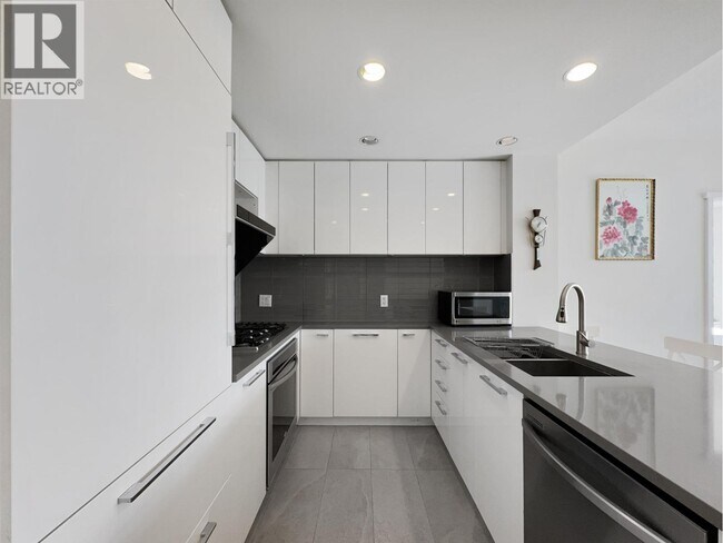 3102 Windsor Gate in Coquitlam, BC - Building Photo - Building Photo