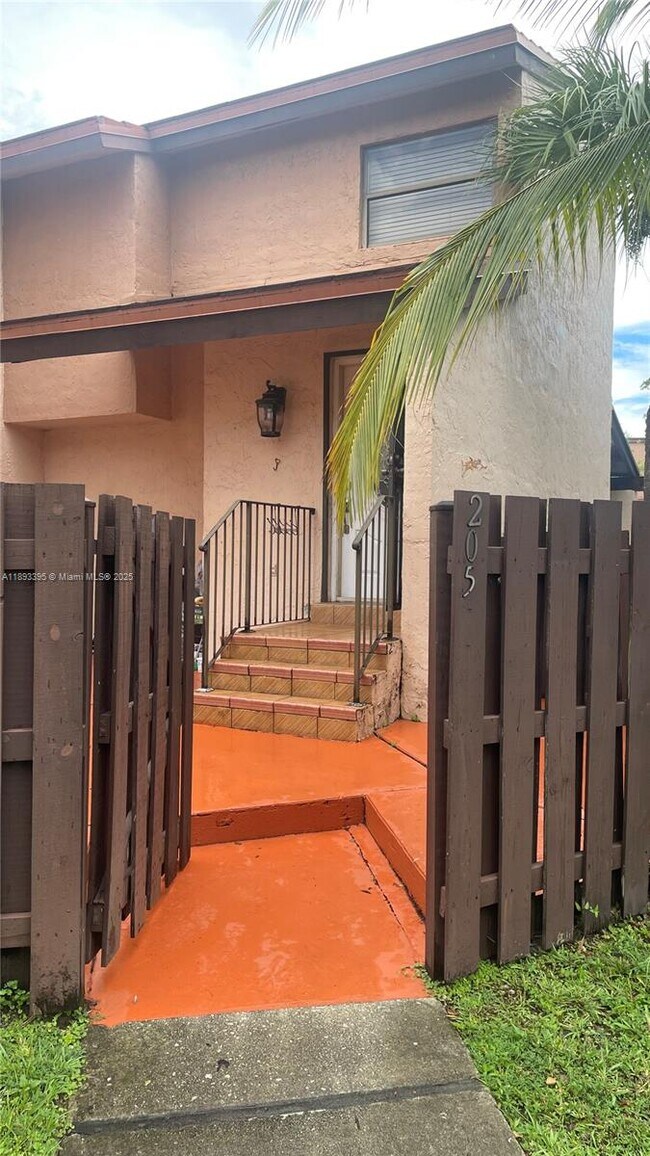 575 W Park Dr in Miami, FL - Building Photo - Building Photo