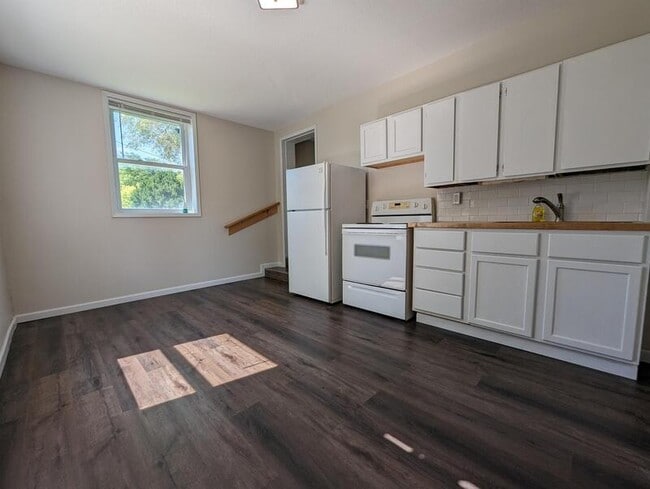 property at 702 S Roche St