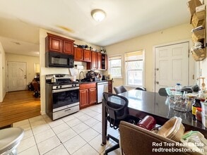 28 Linden St, Unit 1 in Boston, MA - Foto de edificio - Building Photo