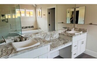 605 Bay Hill Dr in Newport Beach, CA - Building Photo - Building Photo