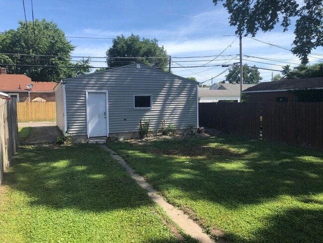 West Side 3 bedroom 2 bath in Indianapolis, IN - Foto de edificio - Building Photo