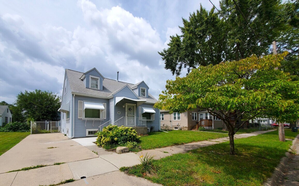 137 Hope Ave in Waterloo, IA - Building Photo