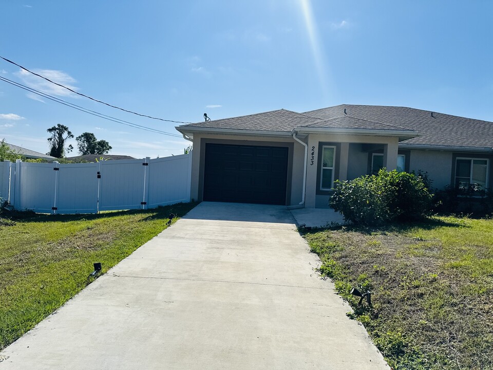 2433 Quentin Ave S in Lehigh Acres, FL - Building Photo