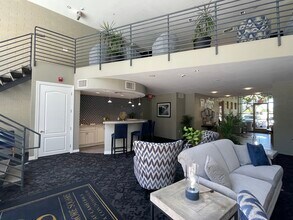 1701 E Colter St, Unit 221 in Phoenix, AZ - Foto de edificio - Building Photo