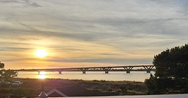 960 NE Commercial St in Waldport, OR - Foto de edificio - Building Photo